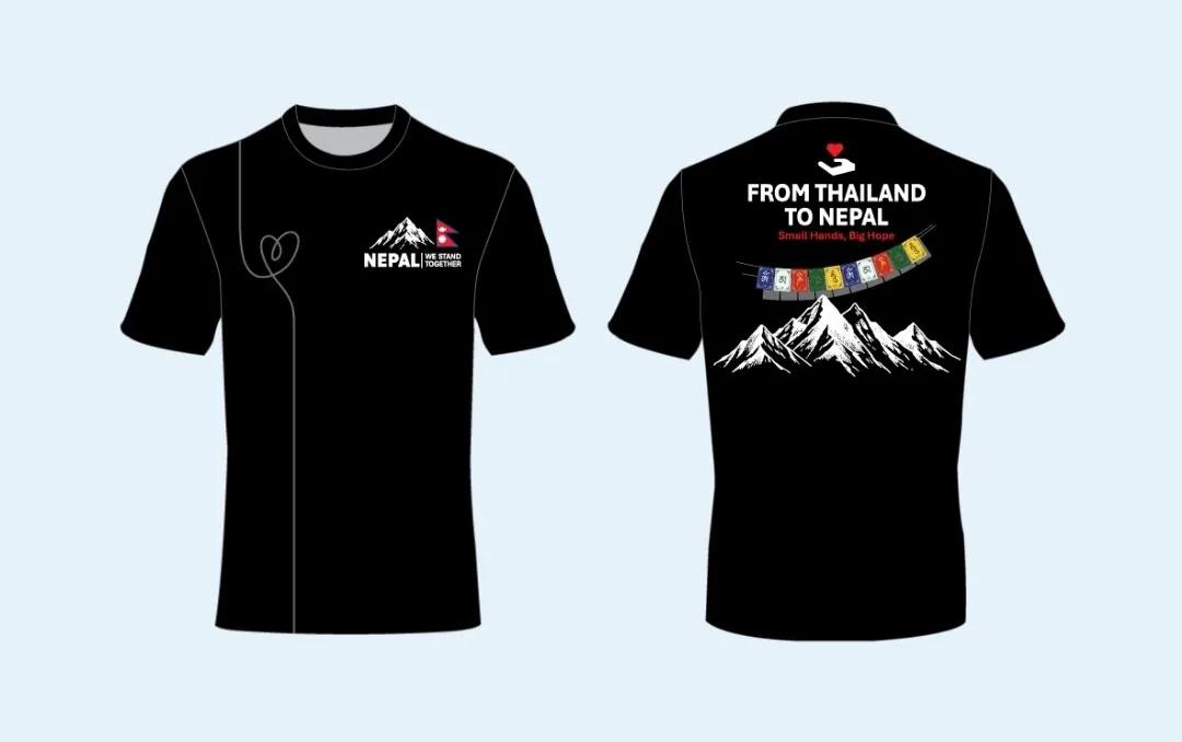 แบบเสื้อยืดสีดำ Edition 01 ลายเดียวกับสีขาว แต่พิมพ์ด้วยหมึกสีขาว ด้านหลังเป็นภาพเทือกเขาสีขาวใต้ธงมนตรา