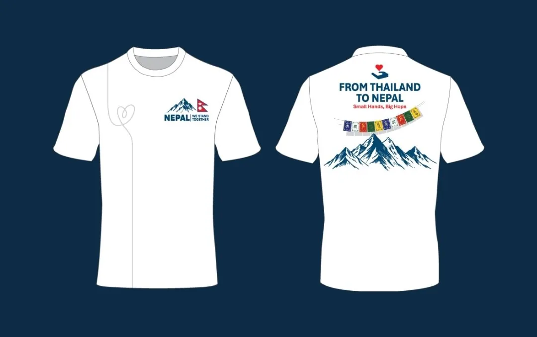 แบบเสื้อยืดสีขาว Edition 01 ด้านหน้าพิมพ์โลโก้ NEPAL WE STAND TOGETHER พร้อมธงชาติเนปาล ด้านหลังพิมพ์ข้อความ FROM THAILAND TO NEPAL, Small Hands, Big Hope ใต้ธงมนตราและภาพเทือกเขาสีน้ำเงิน